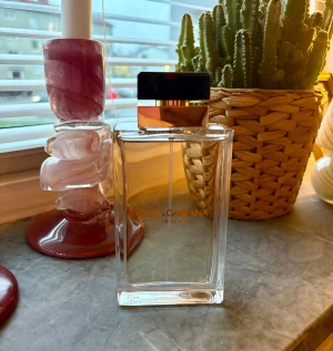 Dolce & Gabbana Pour Femme parfym - Stilren parfym från Dolce & Gabbana, Pour Femme. Perfekt för dig som vill ha en klassisk och trendig doft på hyllan. Passar dig som gillar exklusiva märken och vill sticka ut med en ikonisk flaska. Ny 100ml