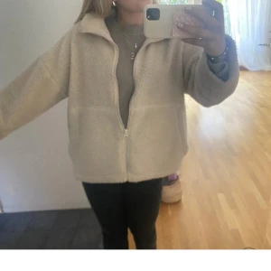 teddy jacka - undrar om nån vill byta mot någon anna jack annars säljer jag för 900🥰🥰lite sliten på vissa ställen samt lite fläckat. se två sista bilderna❤️❤️