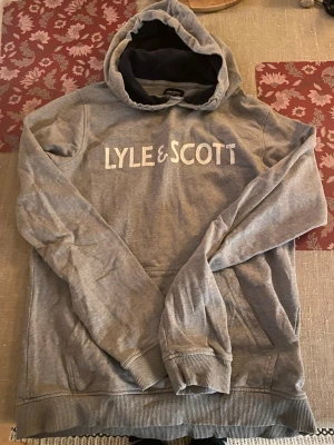 Hoodie Lyle and Scott  - Snygg hoodie strl 15-16 år eller S