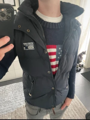 Tvärfet Superdry väst - Tja säljer en tvärfet superdry väst utan skador, perfekt nu när snön inte kommit och du vill ha en outfit som sticker ut, skriv vid frågor!