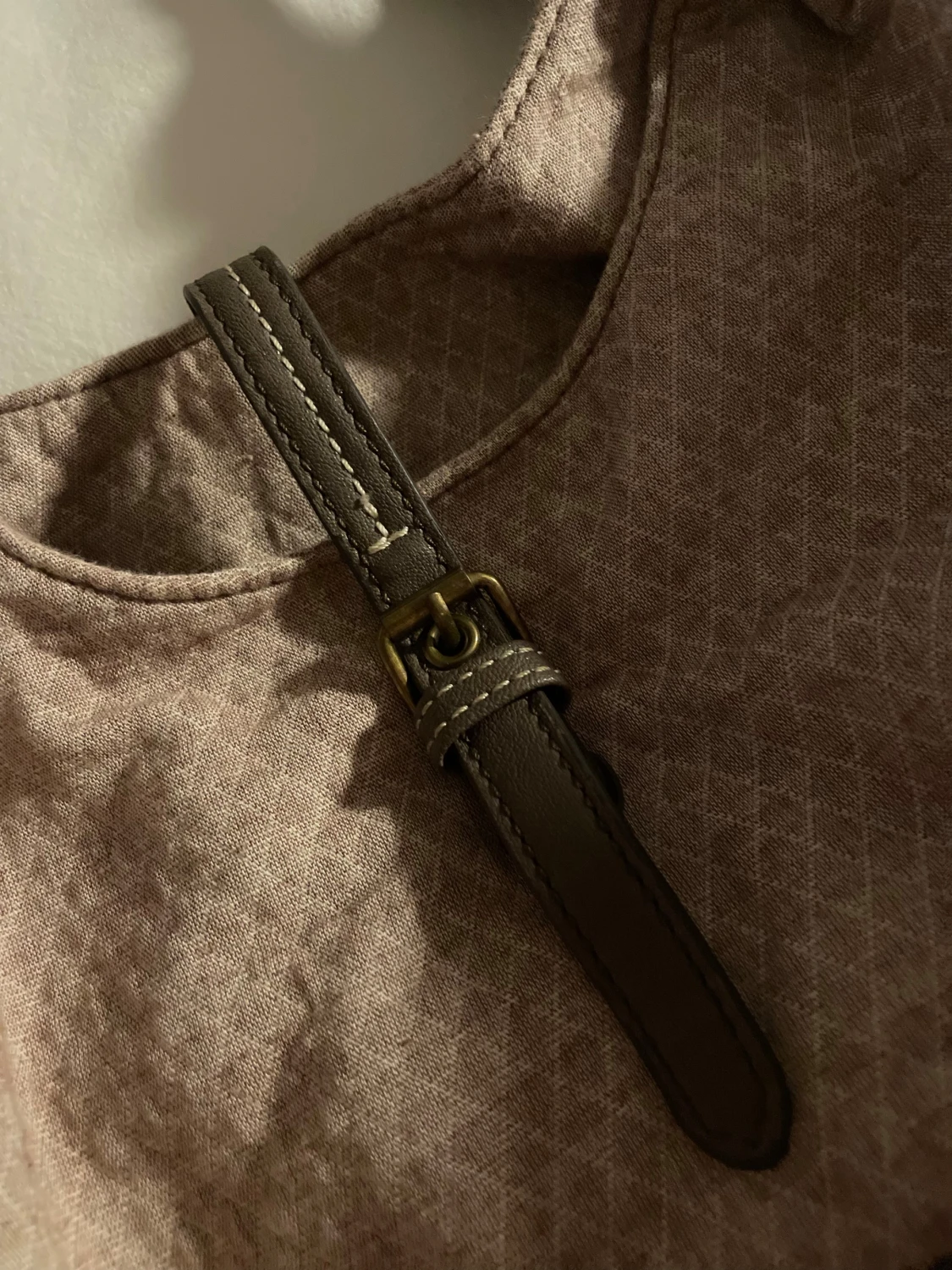 Beige y2k vintage axelväska med bruna detaljer - 4