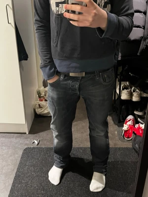 Hoodie från Armani - Tja! Säljer en grymt fet och unik hoodie ifrån Armani! Riktigt cool och sticker garanterat ut! Inte jättelång passform så ha de i åtanke. Är man lite kortare så kommer den sitta som en smäck! Är själv 181 och är lite liten.