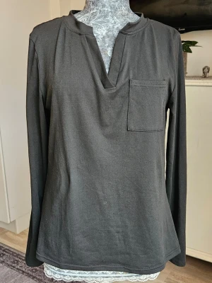 Svart långärmad topp - Svart topp med lång ärm. På bilden ser den väldigt ljus ut, men den är helt svart. (Se bild nr 2)