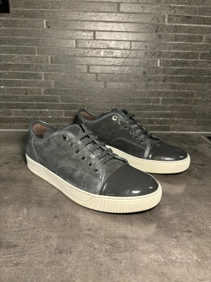 Lanvin sneakers  - Säljer dessa snygga och klassiska lanvin skor i grå färg. Storlek uk 7 sitter som eu 42, väldigt bra skick 