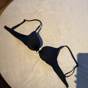 Bikini push up - Svart bikiniöverdel med push från Lindex. Storlek 70b. Den är använd men självklart tvättad