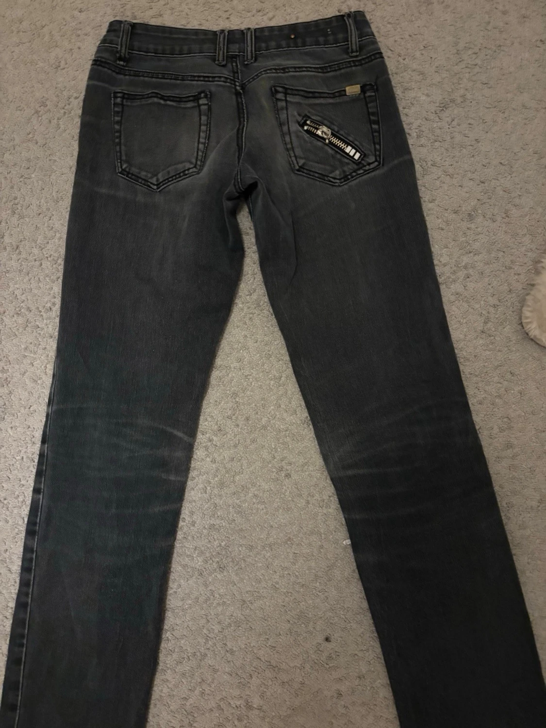 Svarta/gråa lågmidjade jeans - 1