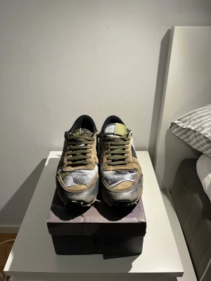 Valentino rockrunners  - Säljer dessa Valentino rockrunners eftersom dem inte passar mig längre.perfekta skor att ha nu när de blir lite kallare ute. ⚠️ kartongen ingår ej! Pris kan diskutera vi snabb affär 💨 