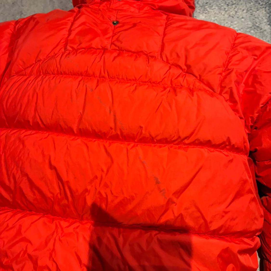 Röd dunjacka från Fjällräven med huva - 4