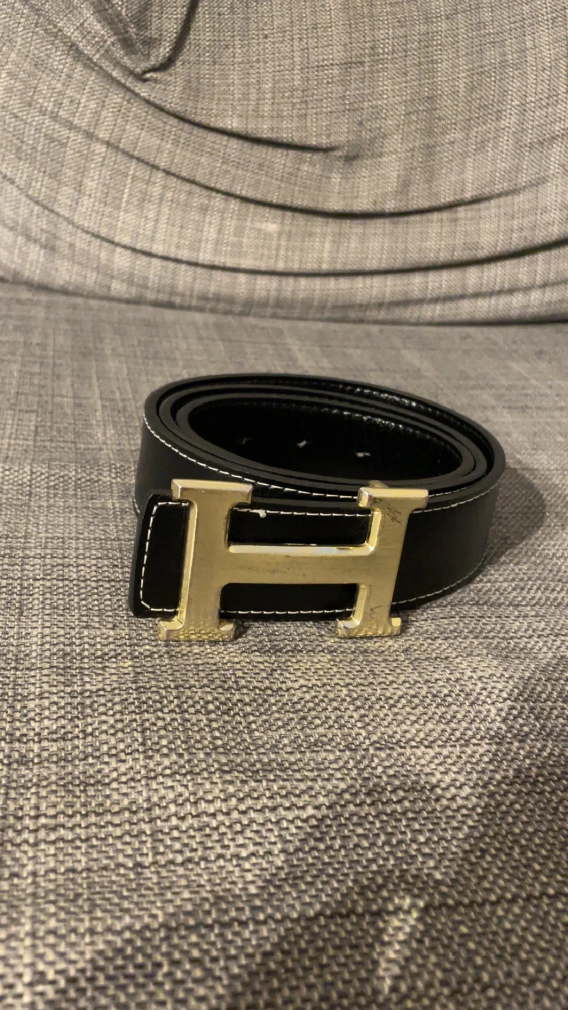 Svart H bälte med guldspänne