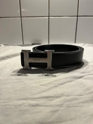 H bälte svart - Svart h bälte med silver logga. Pris kan diskuteras.