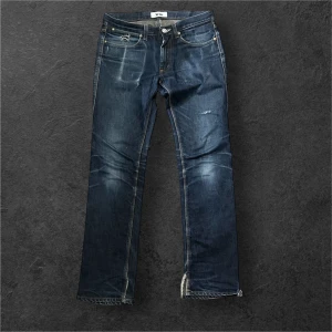 Acne Raw denim - Acne raw denim jeans. Okej skick slitningarna och för att dom är uppklippta vid sömmarna där nere så att dom ska lägga sig nice över skor. Storlek 30/32 men sitter som 29/32
