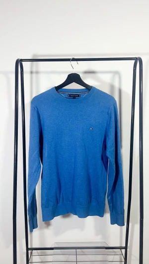 TOMMY HILFIGER Stickad tröja - S - Man - Cotton Silk - TOMMY HILFIGER Blå Stickad Tröja - Minimalt Använt - Small/S