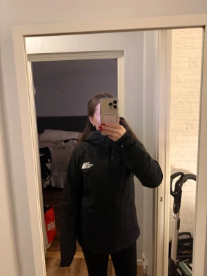  The North Face jacka - Säljer denna svarta The North Face jacka i mycket fint skick. Använd väldigt få gånger, inköpt förra vintern! Modellen är Freedom insulated jacket W TNF black. Nypris 3 499