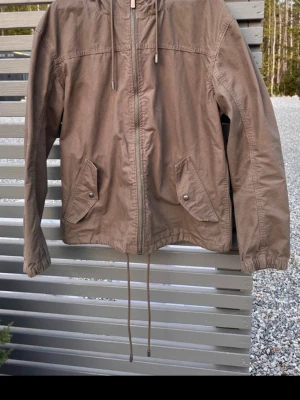 Grön vårjacka från Zara - Storleken är XL, passformen är som en större L eller mindre XL. Bra skick, använd fåtal gånger.