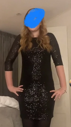 Svart glittrig kortklänning - En fin paljett klänning som är perfekt för nyår✨ använd några gånger men i bra skick. Kan dessvärre inte skicka fler bilder då den inte passar