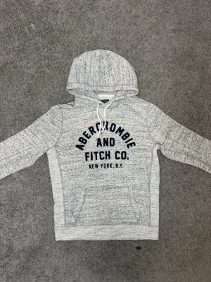 Abercrombie & Fitch hoodie - Tja säljer nu en hoodie från Abercrombie & Fitch i storlek L men som passar som S för endast 499kr! Pris är ej hugget i sten, hör av er i dm vid funderingar 🙌