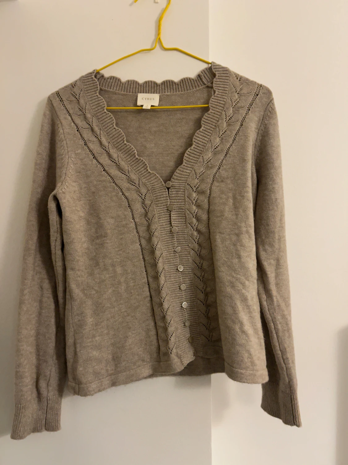 Beige kofta med detaljer