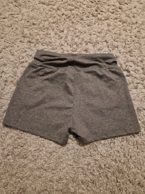 Grå shorts från SHEIN i S - Säljer ett par grå shorts från SHEIN i storlek S. De är enkla och stilrena med elastisk midja och korta ben. Materialet är mjukt och stretchigt, perfekt för chill dagar eller träning. Passformen är normal och färgen är en klassisk mellangrå ton.