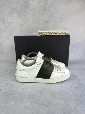 Valentino  Open sneakers  - – Condition: 8,5/10, general wear  – What is included: Dustbag and Valentino card  – Retail price: 7200 + SEK
