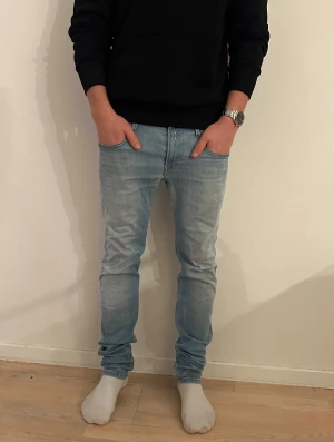 Ljusblå Replay jeans - Snygga ljusblå jeans i ambass modellen, men en snygg  och klassisk femficksdesign. Jeansen har en smal siluett och är tillverkade i mjukt denimtyg som sitter skönt. Perfekt för dig som gillar en modern och stilren look. Storlek 30:32. Hör av dig vid mer bilder eller övriga frågor!