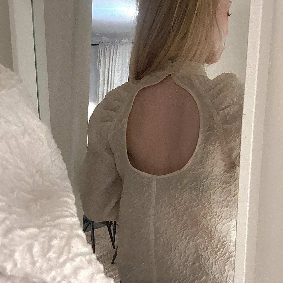 Beige blus med öppen rygg från H&M - 2