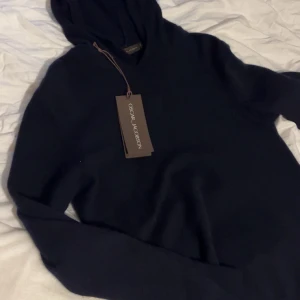 Stickad hoodie - Stickad hoodie från Oscar Jacobsson i fin mörkblå, passar till allt. Säljer då jag växt ur den. Fortfarande i toppen skick! Passar 160-175cm. Kan gå lägre vid snabb affär💸