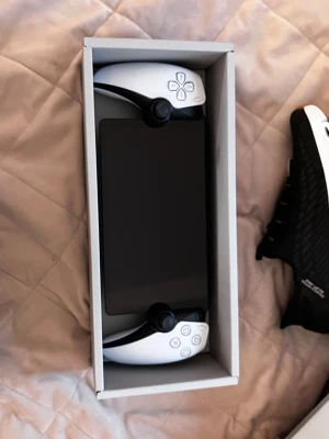 PlayStation Portal Remote Player - PlayStation Portal Remote Player i gott skick köpt för 2 749 ,endast mindre kosmetiska märken på handtaget (se bild). Perfekt för att streama PS5-spel trådlöst. Levereras i originalkartong. Alla knappar och funktioner fungerar som de ska. 