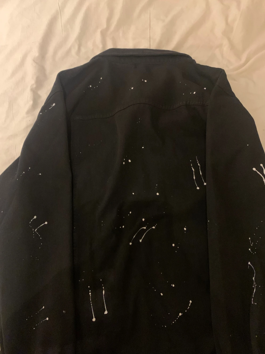 Svart jeansjacka med vit färgstänk - 1