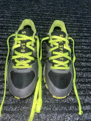 Soc skor - Äkta gröna, gråa och svarta soc skor. De är unisex, i storlek 37 och visar att de är lite använda. 