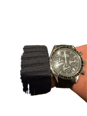 Seiko Speedmaster Tachymètre Omega Inspo - Stilren Tachymètre Seiko klocka med svart urtavla, tre subdials gjord av metall. Svart gummiband och silvrigt boett. Baksidan har den ikoniska gravyr med månmotiv och jorden i bakgrunden. ”Eyes on the Stars”. Inköpspris 4200kr och säljer nu för 1800kr. Pris går att diskuteras! Snabb affär = billigare pris och går att hämta på Östermalm.