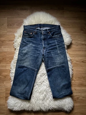 Levi's 501  - Säljer ett par klassiska Levi's 501 jeans i blå tvätt då de tyvärr var för stora. Priset går att diskutera och ställ göra frågor!