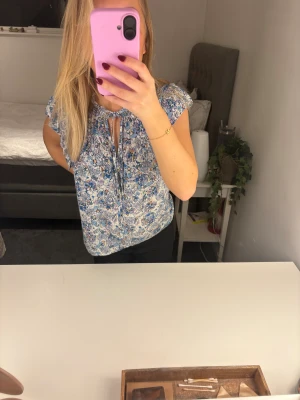 Somrig blus - Jättefin blus som jag köpt på Raglady, knappt använd!