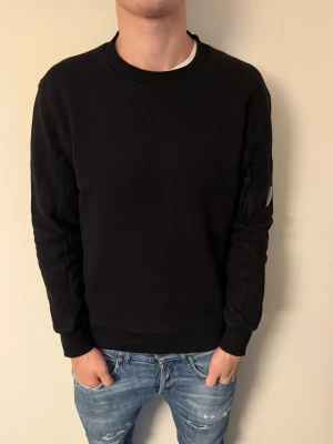 C.P. Company sweatshirt - Riktigt fet svart sweatshirt från C.P. Company. Denna är i väldigt bra skick med inga som helst defekter. Skriv för fler frågor eller funderingar🙌