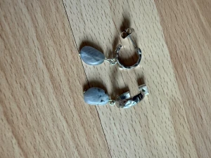 Silver örhängen  - Silver örhängen med sten detalj 