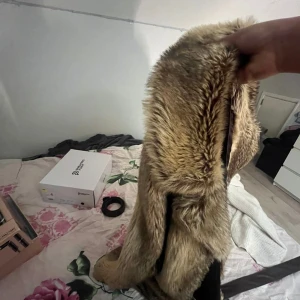 Brun pälsjacka med bälte - Säljer en fluffig brun pälsjacka med bred krage och långa ärmar. Jackan har ett snyggt bälte i midjan som ger en schysst siluett. Perfekt för dig som vill sticka ut och hålla dig varm under kalla dagar.