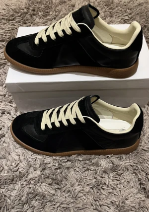 Maison Margiela svarta sneakers - Maison Margiela sneakers i svart färg med andra detaljer för ett bra pris perfekta skor nu till vintern, kom dm vid frågor!😇