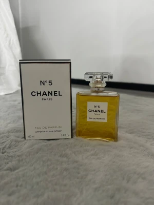 Chanel N°5 Eau de Parfum 100ml - Säljer min Chanel nummer 5 parfym. Min farmor köpte den till mig på flygplatsen men jag är tyvärr inte så förtjust i denna doften. Kommer med originalförpackningen och är i nytt skick. Jag har bara sprutat 3 sprut och sedan har det bara stått. 🩷 Hör av er vid prisbudning eller frågor! 