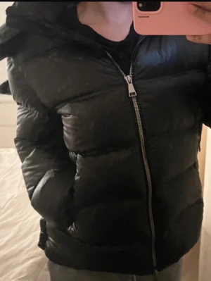  Massimo Dutti jacka  - Säljer en svart pufferjacka från Massimo Dutti. Slutsåld , storlek L men passar även M (fint skick )