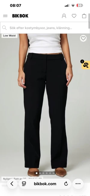 Svarta kostymbyxor från Bik Bok - Svarta Vera petite flate kostymbyxor. Saknar en knapp som sitter i höften men funkar precis likadant ändå💕💕💕Pris kan diskuteraassss