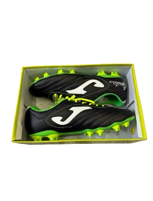 Joma fotbollsskor - Säljer ett par nya Joma fotbollsskor med svart ovandel i syntetmaterial, vita J-loggor på sidorna och limegröna detaljer. Skorna har snörning och gröna sulor med gula dobbar för bra grepp på planen. Insidan är fodrad med grön kant och skorna har en sportig, klassisk look. Storlek 44, köpta för 1499kr säljer just nu för  632kr och är oanvända .