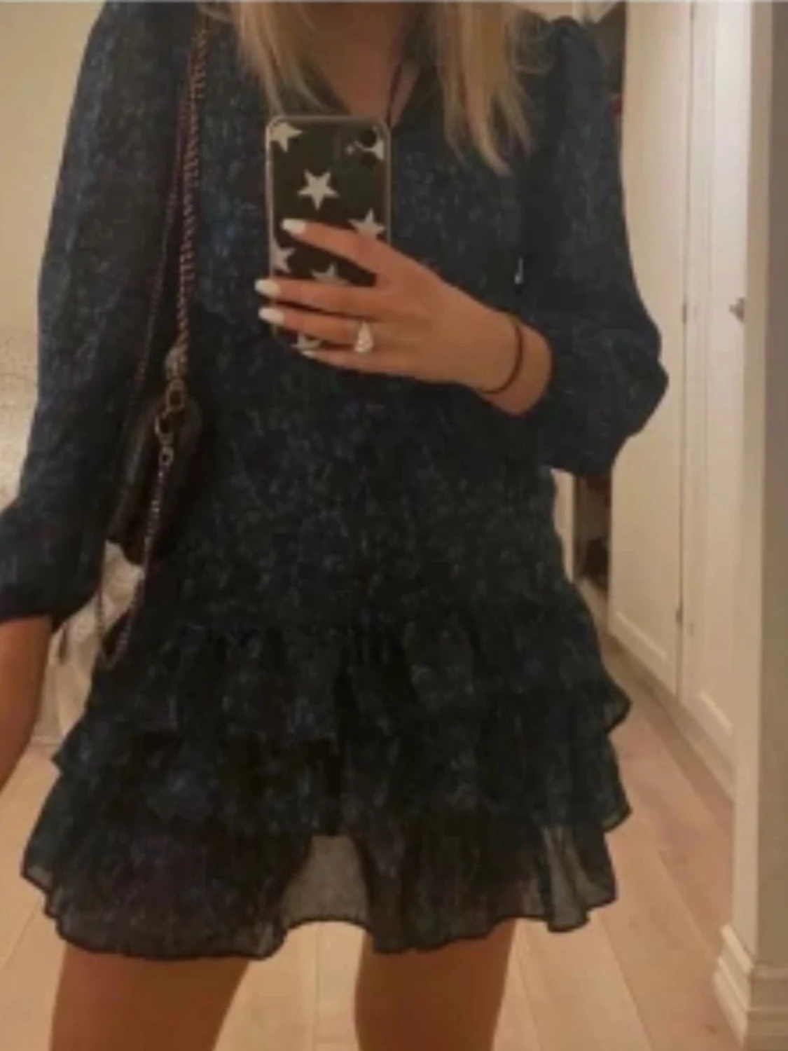 Mörkblå volangklänning med mönster