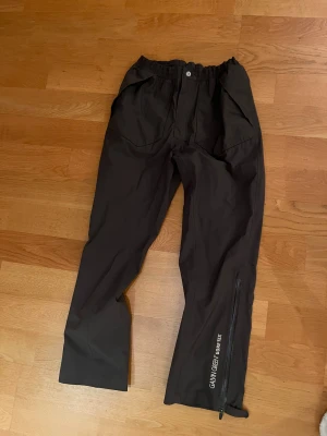 Galvin Green regnbyxor - Galvin Green regnbyxor med GoreTex i grå och i storlek medium. Bra skick.