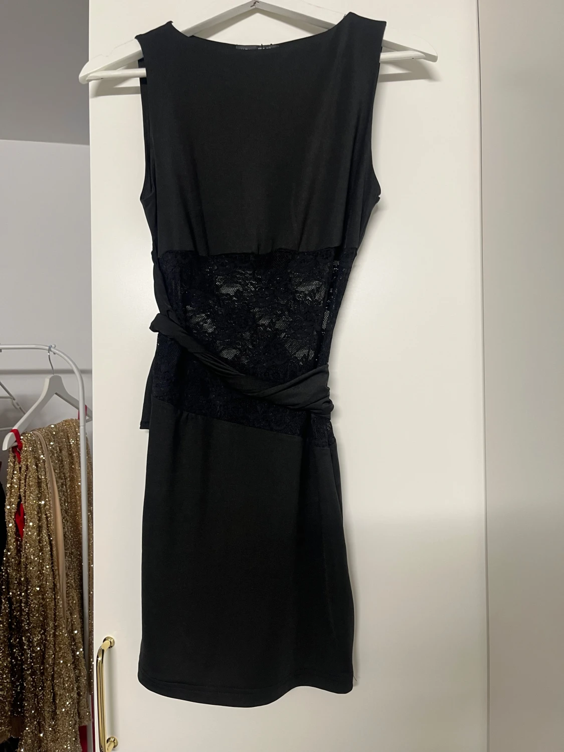 Svart kort klänning med spetsdetalj