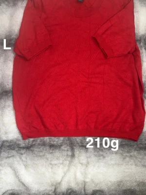 Röd stickad tröja med kort ärm - En enkel och snygg röd stickad tröja med korta ärmar och rund hals. Perfekt för dig som gillar en klassisk look med lite färg. Tröjan har ribbade muddar vid ärmslut och nederkant för en schysst passform.🌸 Fint använt skick. Storlek L