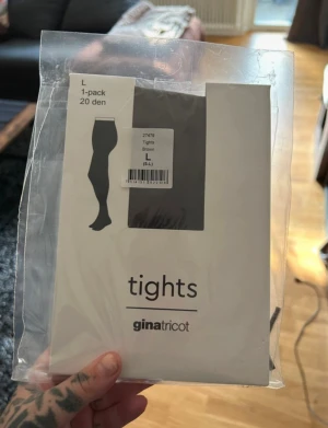 Bruna tights från Gina Tricot - Säljer ett par bruna tights från Gina Tricot i storlek L. De är tunna med 20 denier och kommer i originalförpackning. Perfekta att styla med kjol eller klänning för en snygg look.