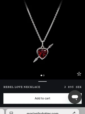 Maria Nilsdotter halsband - Så snyggt halsband från Maria Nilsdotter i fint skick. Längden på kedjan är 45cm och stenen i hjärtat är vinröd