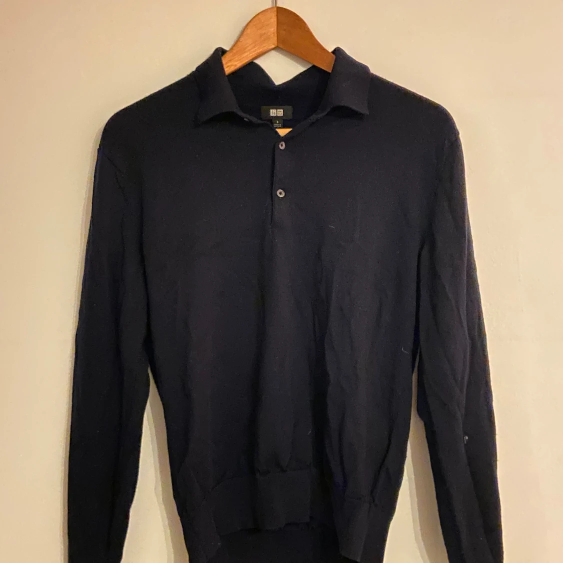 Svart pikétröja från Uniqlo