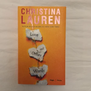 Love and Other Words - OBS BOKEN ÄR PÅ FRANSKA. En modern roman av Christina Lauren, perfekt för unga vuxna som gillar känslor, relationer och romantik. Omslaget har en varm orange ton och hjärtformade lappar, vilket ger en inbjudande och trendig känsla.