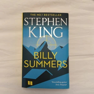 Billy Summers - En spännande bestseller av Stephen King! Billy Summers bjuder på nervkittlande berättelse och smarta vändningar. Perfekt för dig som gillar thrillers och vill ha en bok som är svår att lägga ifrån sig. Omslaget har coola blå toner och en mystisk känsla.