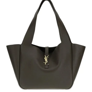 Brun axelväska från Saint Laurent - Snygg brun axelväska från Saint Laurent med klassisk YSL-logga i guld framtill. Väskan har en stilren och rymlig design med breda axelband och är tillverkad i exklusivt skinn. Perfekt för dig som vill ha en lyxig och tidlös accessoar.